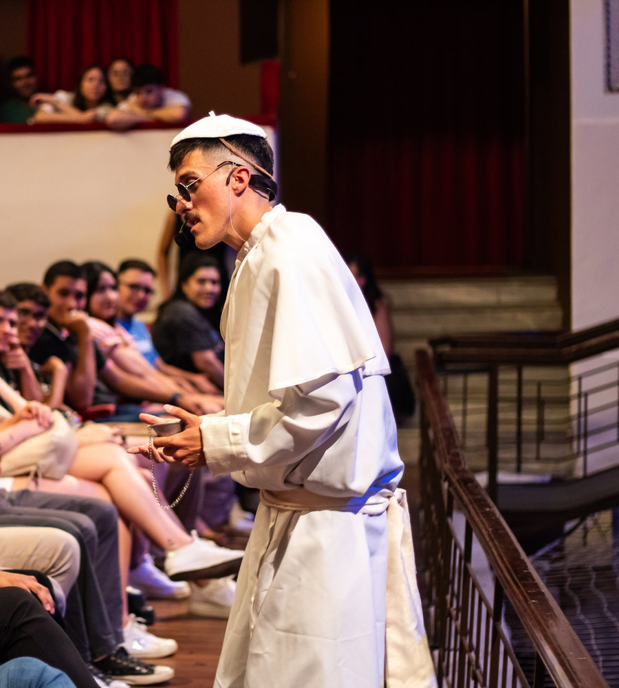 Juli Bellese como El Papa interactúa con el público entre las butacas