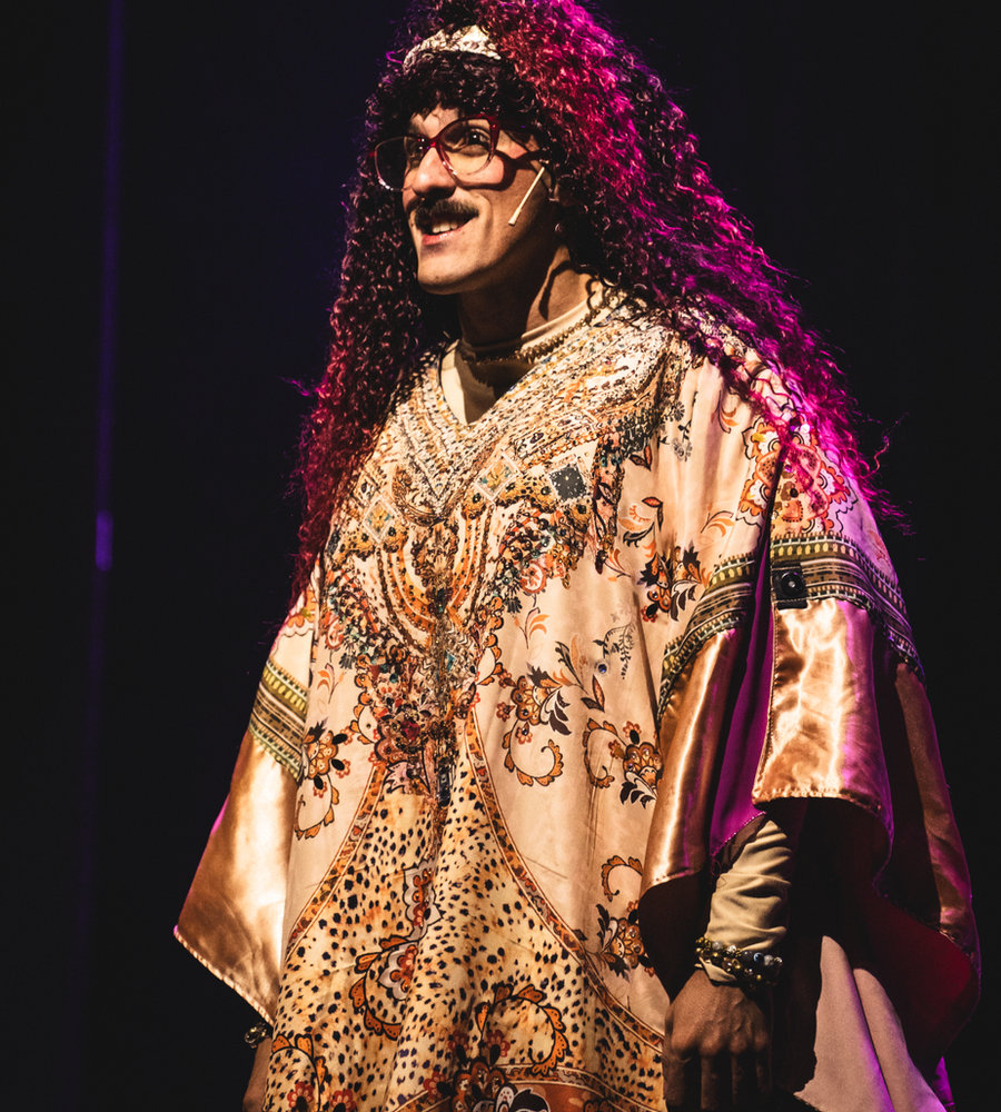 Juli Bellese interpreta a Gloria, la tarotista, con peluca y vestuario dorado